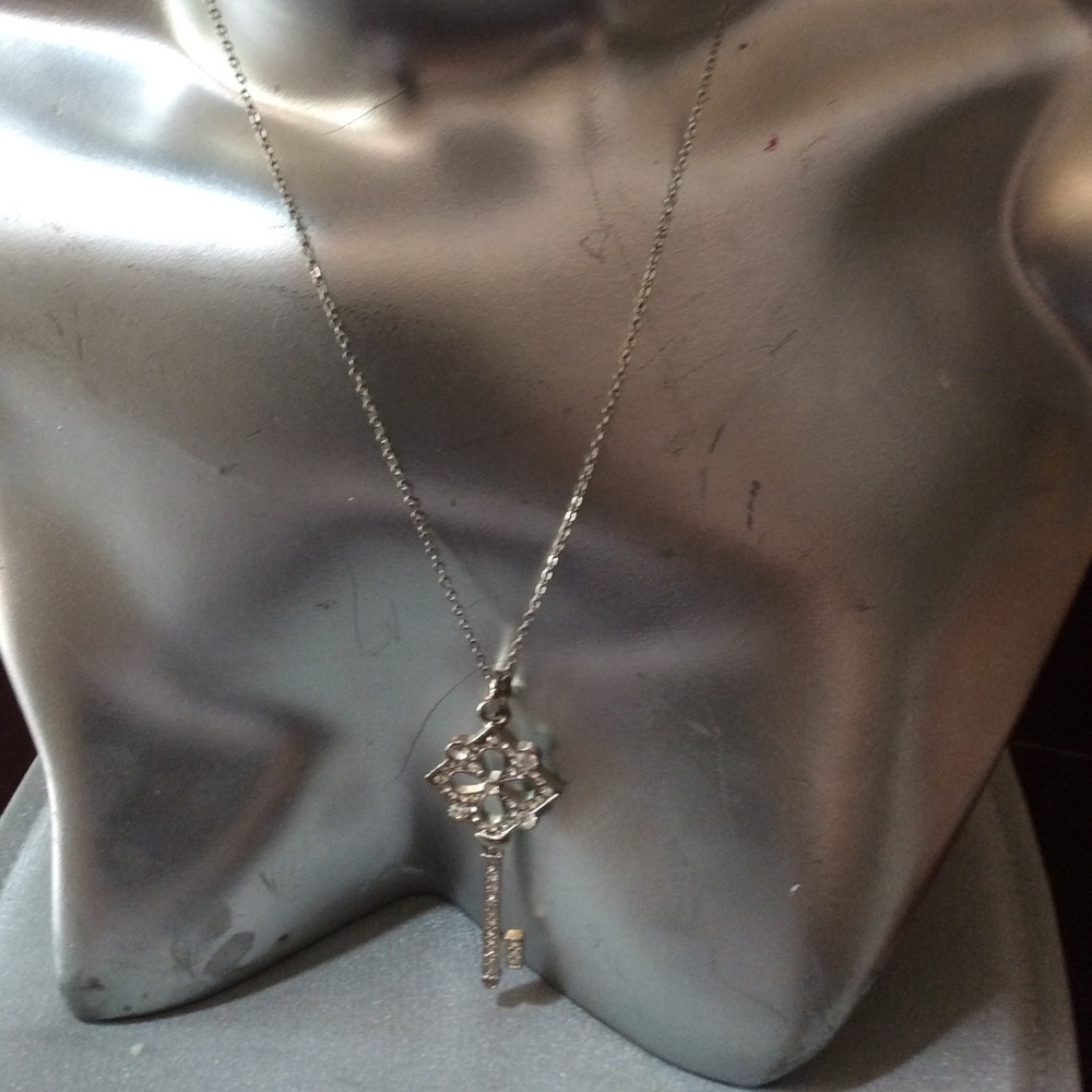 Women’s key rose necklace